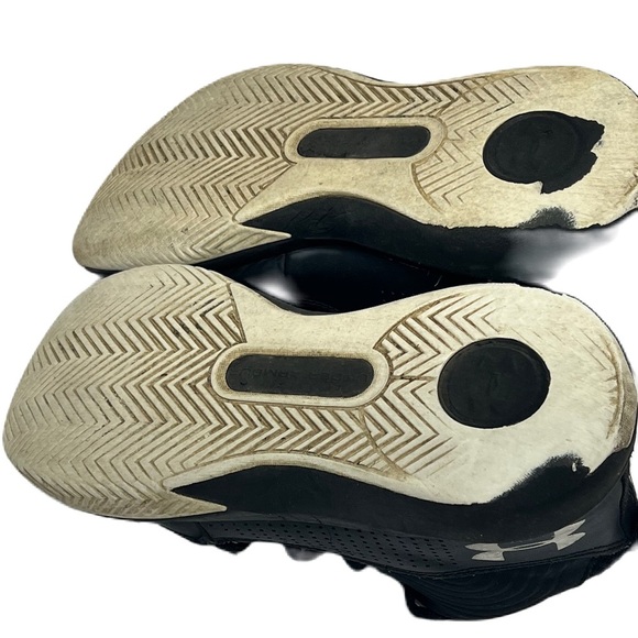 Under Armour Boys black Mid Top Athletic Sneaker Shoe size 4.5 - Picture 4 of 5